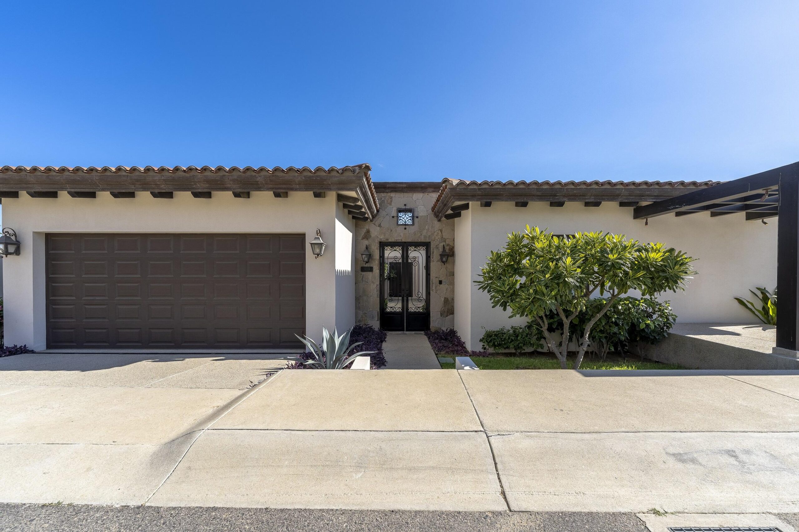 Cabo Luxury Fundadores Villa Maralta 62 offers contemporary coastal living in Puerto Los Cabos.This newly built 5-bedroom residence is designed around seamless indoor-outdoor flow, with main living areas opening toward the terrace, pool, and ocean for sale